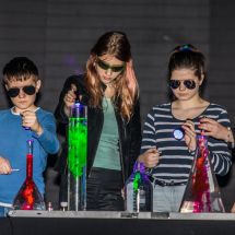 Adéla Marschallová Rumlerová vystoupila se svými studenty s pokusy na téma světlo v rukou chemika
